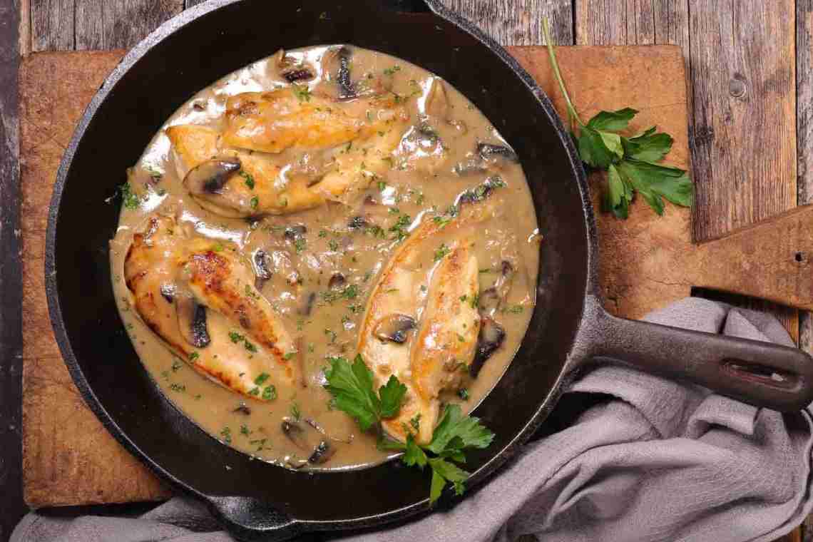 Риба в сметаному соусі: як приготувати в духовці, на сковороді і в мультиварку