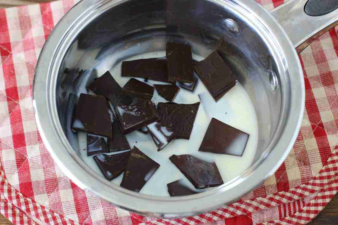 Як розтопити шоколад у мікрохвильовці, пароварці, на водяній лазні