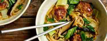 Смачна страва тайської кухні - удон з куркою і овочами