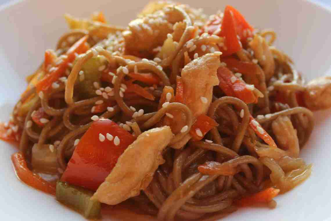 Швидко і смачно: пікантні азіатські страви з рисової локшини