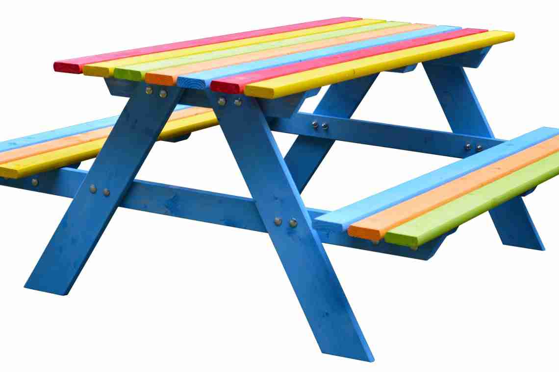 Дерев'яний дитячий стіл: особливості вибору