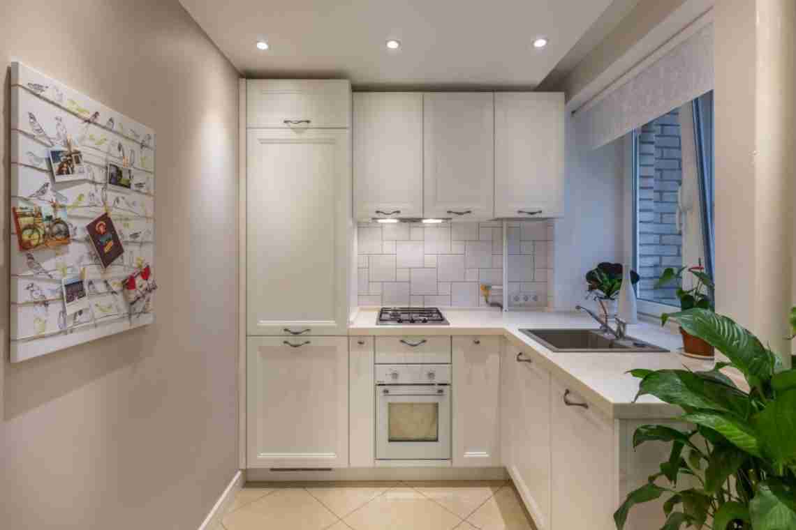 Дизайн кухні площею 7 кв. м. з холодильником
