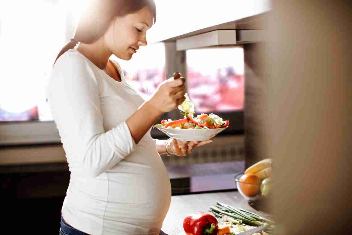 Слабке при вагітності: безпечні та заборонені засоби, корисні продукти