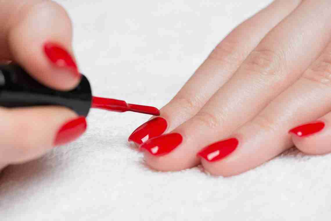 Як видалити лак для нігтів з одягу
