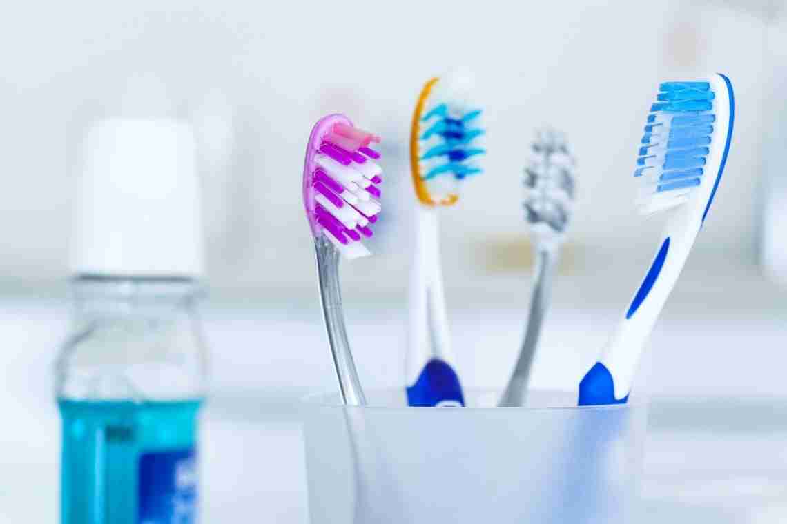 10 нестандартних застосувань зубної щітки при догляді за зовнішністю