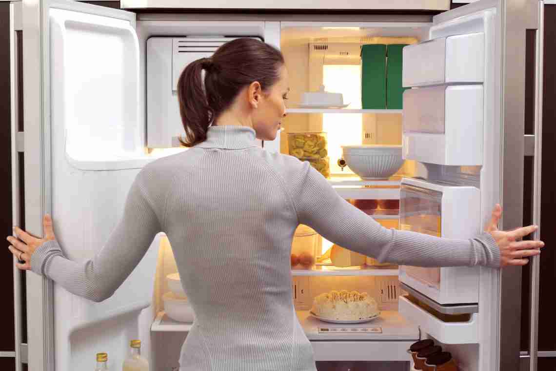 Як усунути запах у холодильнику