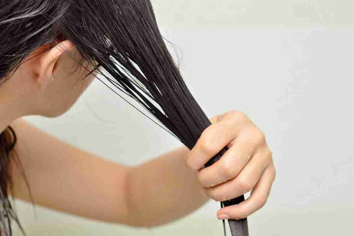 Як вирішити проблему випадання прядей, якщо у вас жирне волосся? Ефективні народні маски