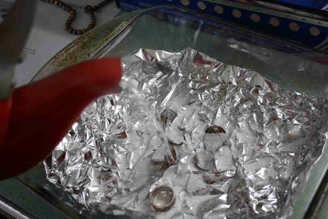 Як очистити срібло за допомогою підручних засобів