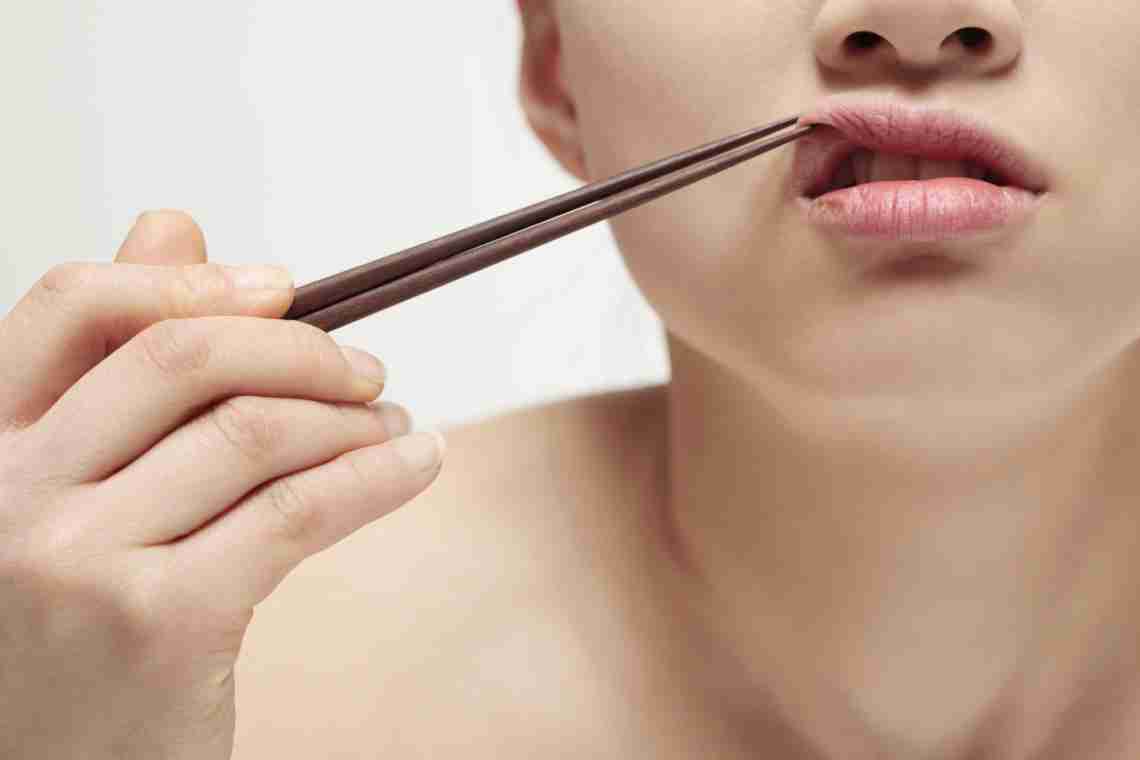 Білий наліт на губах: причини та методи позбавлення