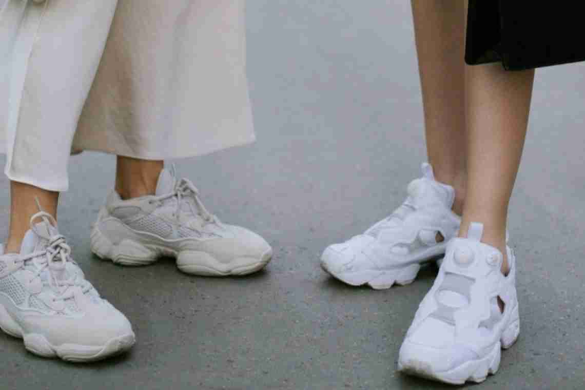 Білі кросівки: модний тренд нинішнього сезону