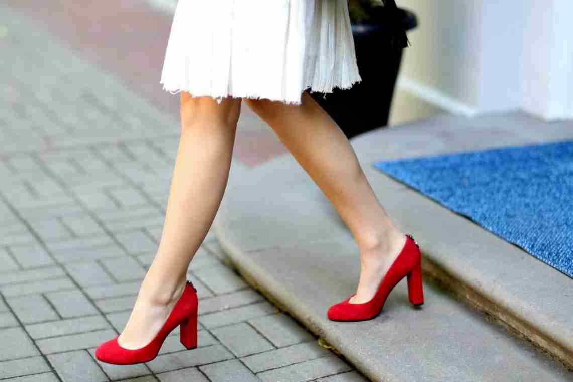 Червоні туфлі: як підібрати наряд під таке взуття?