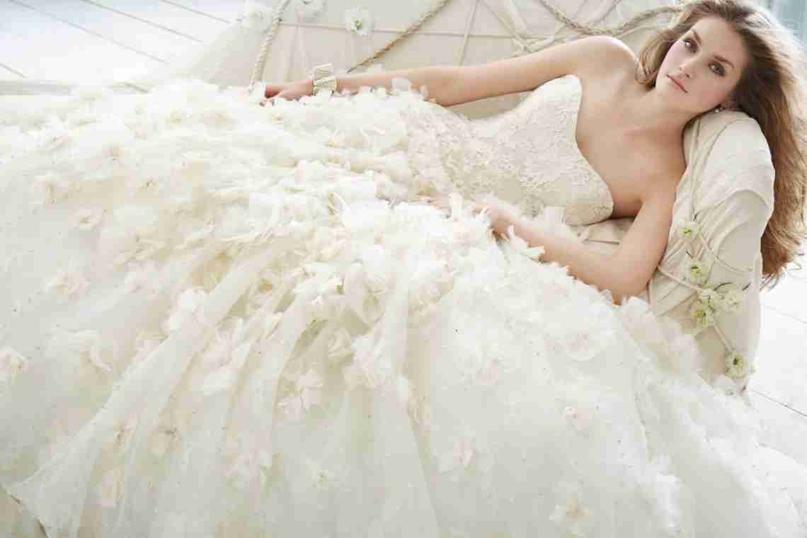 Весільні сукні із закритими плечима: коли варто вибрати?