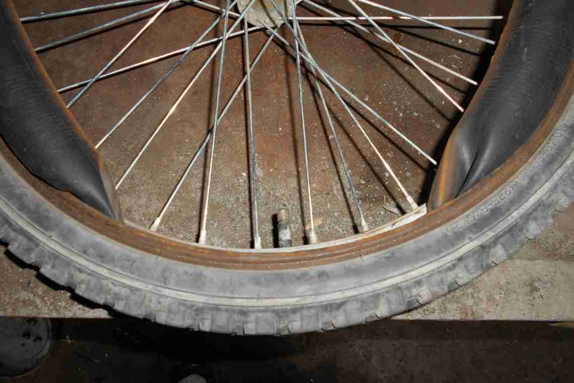Як правильно і якісно заклеїти пробите колесо у велосипеді?