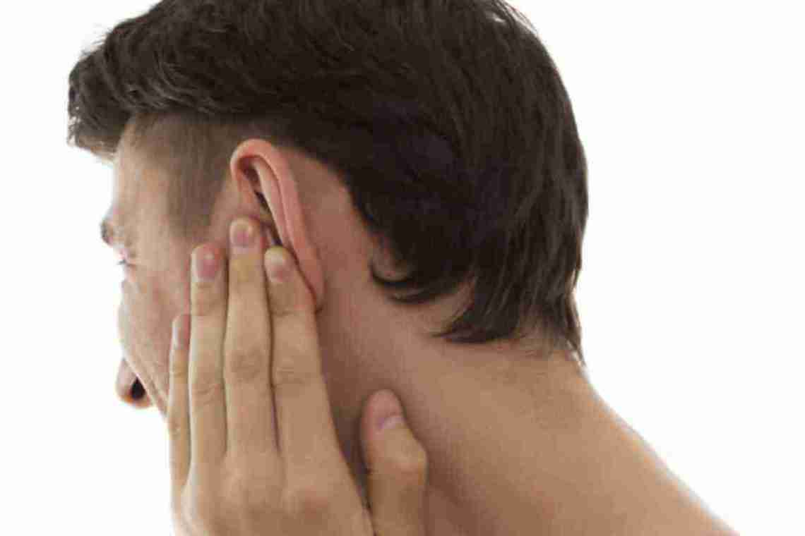 Чому чути стукіт у вухах: якому лікарю поскаржитися?