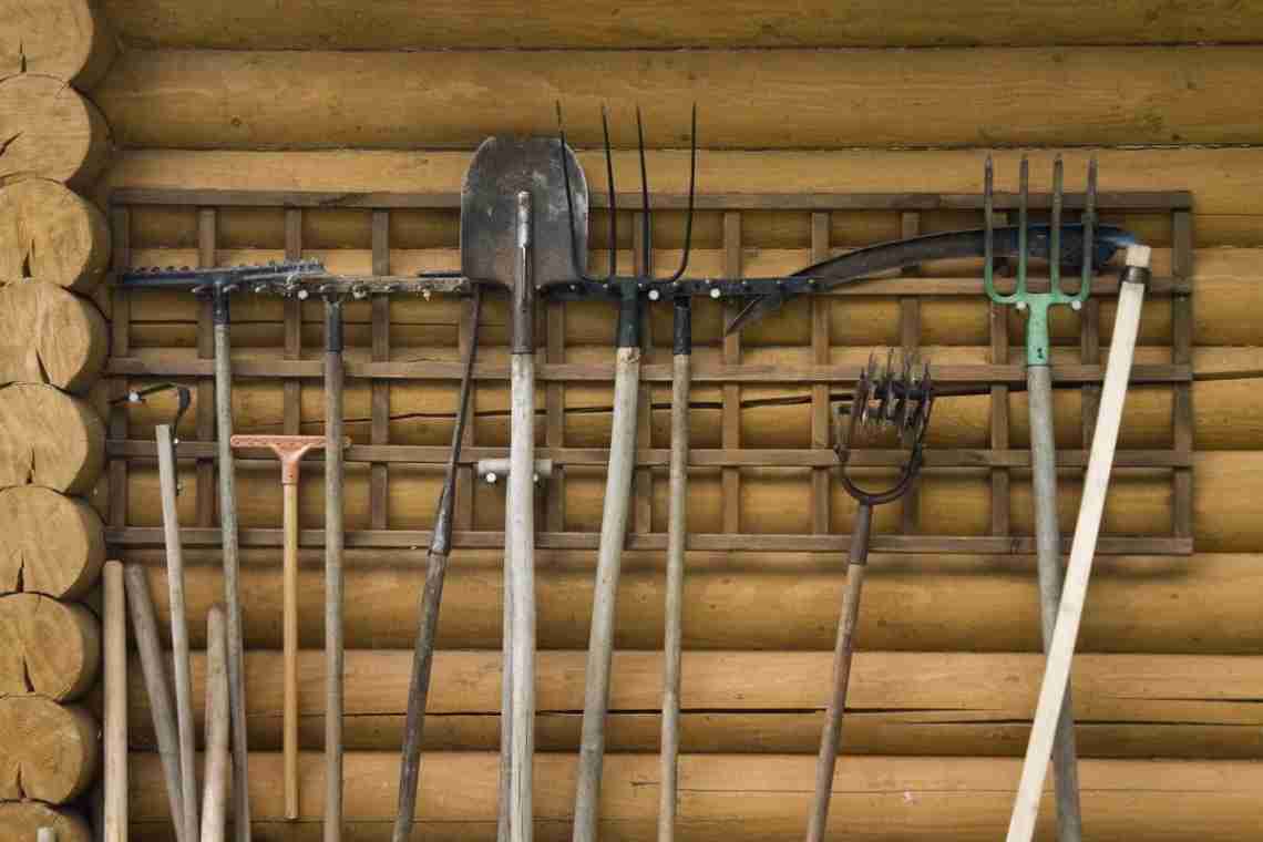 Зберігання лопат і граблів у сараї