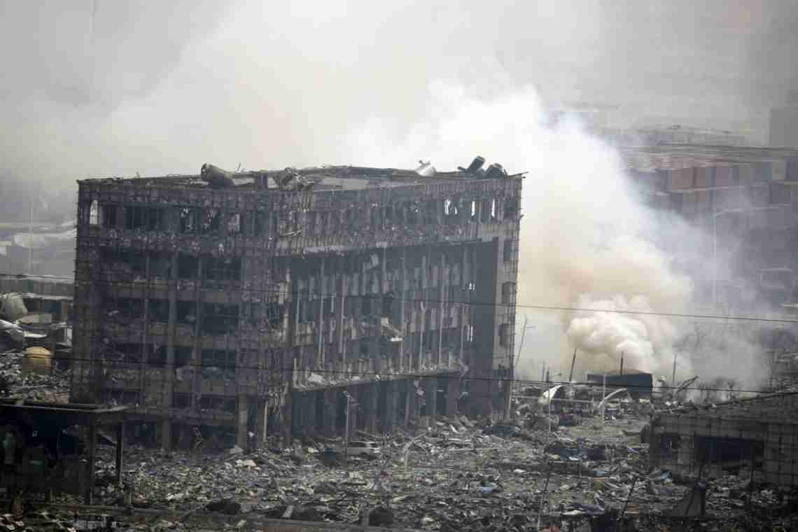 Руйнівний вибух на заводі в Китаї: можливі причини і наслідки