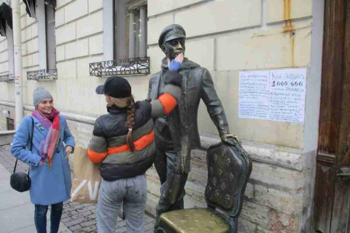Пам'ятник Остапу Бендеру в Санкт-Петербурзі поки стоїть