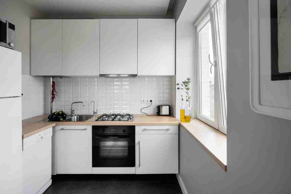 Дизайн маленької кухні площею 4 кв. м з холодильником