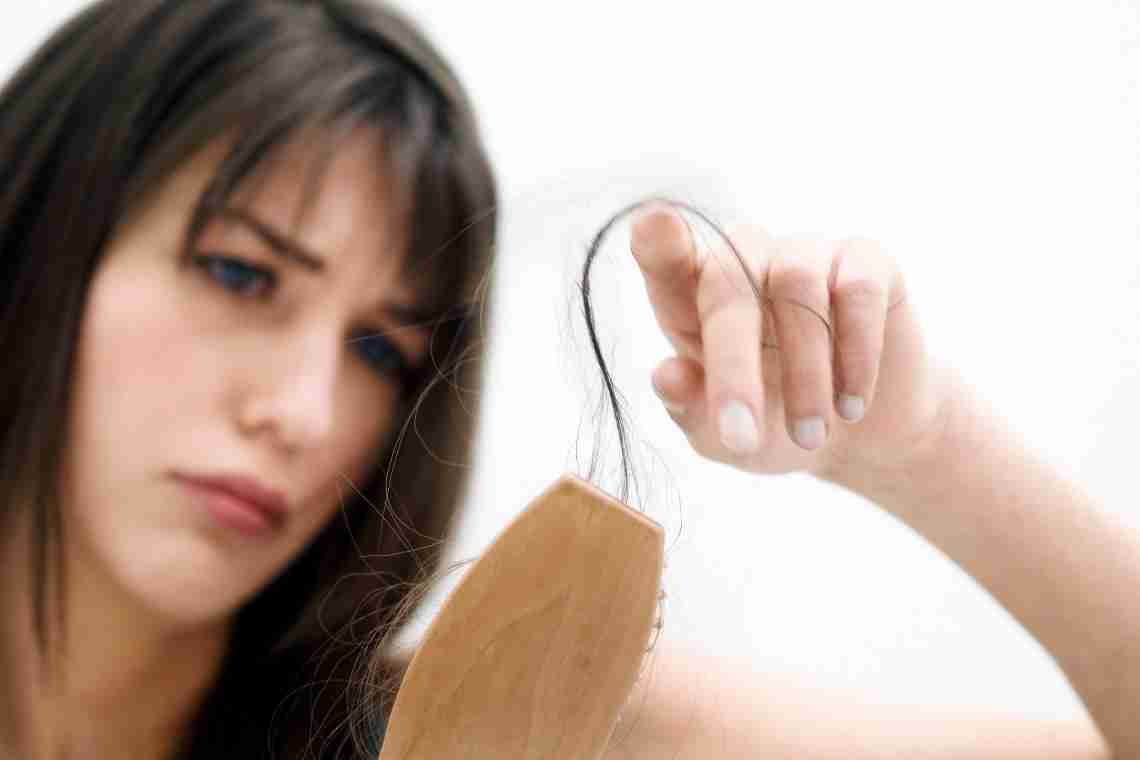 Випадає волосся при митті: як зупинити процес