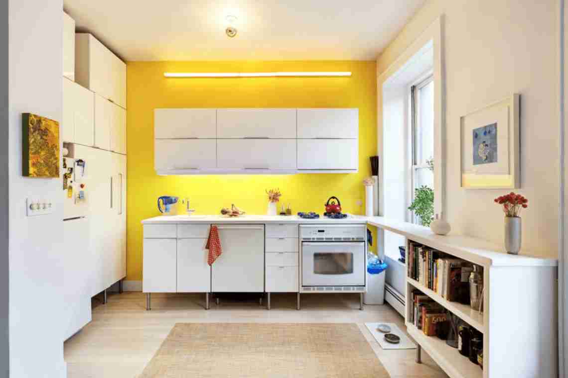 Жовті стіни на кухні