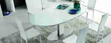 Круглий скляний кухонний стіл