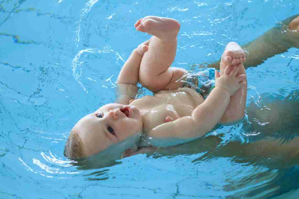 Плавання для грудничків: навіщо воно потрібно і як навчити малюка плавати