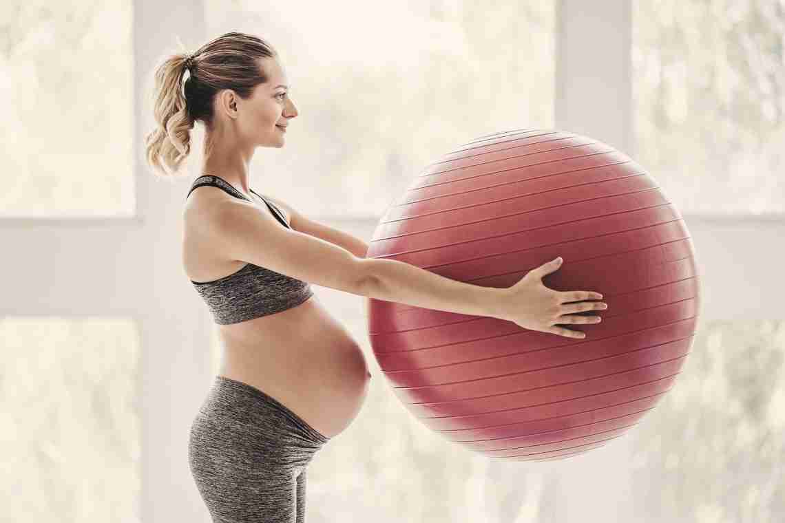 Фітбол для вагітних допоможе підготуватися до пологів