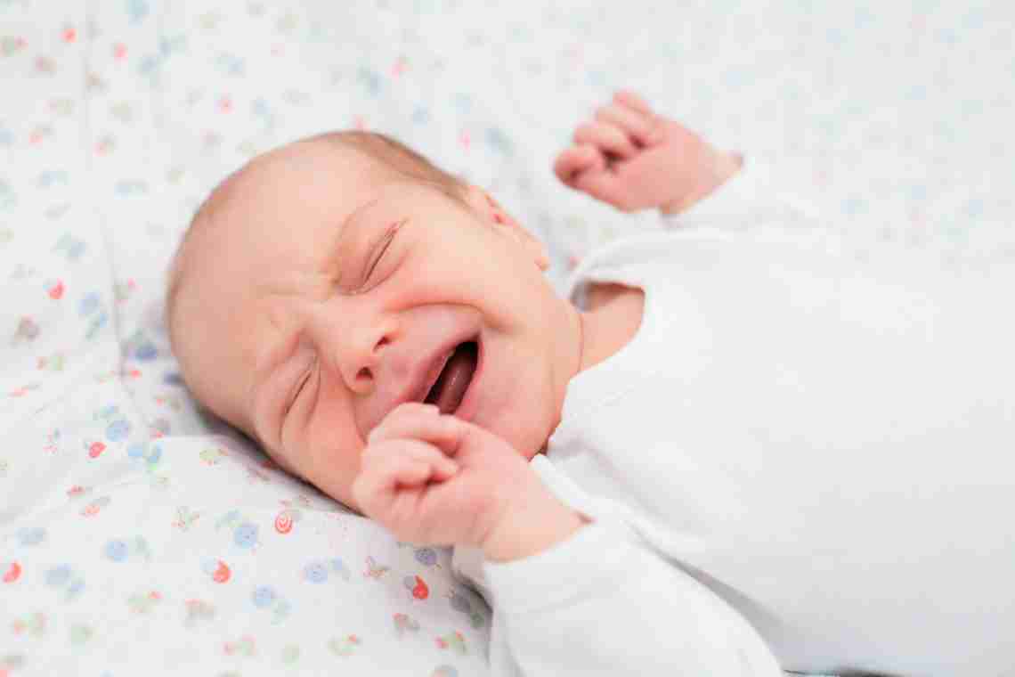 В якому віці новонароджені починають посміхатися?