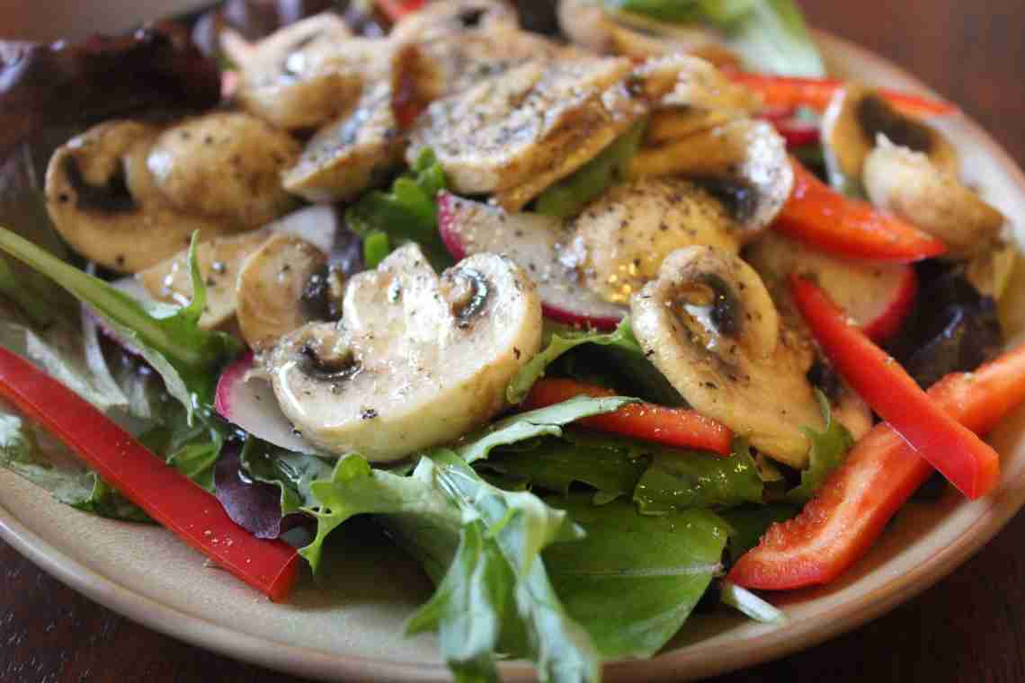Смачно, ситно і недорого - салат з курячою печінкою і грибами