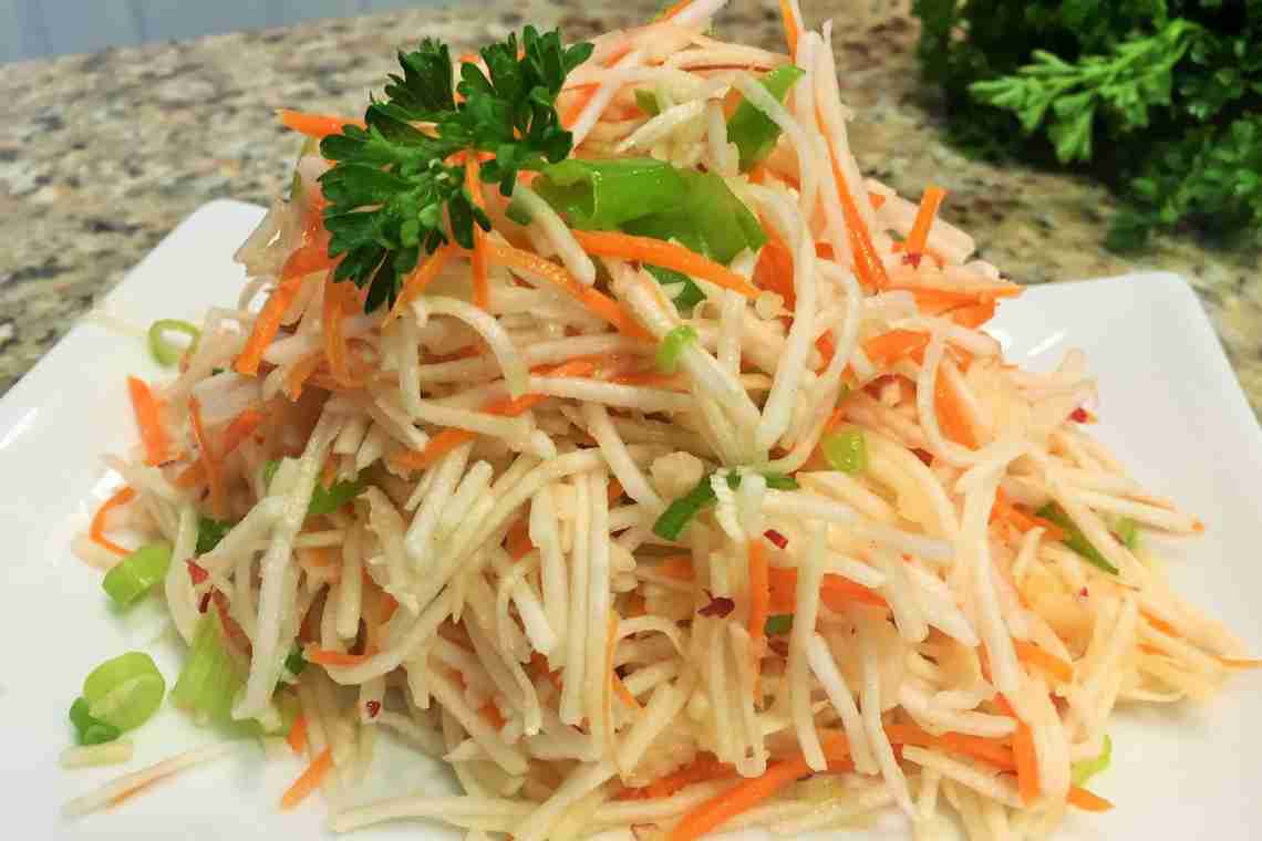 Корисний дієтичний салат з капусти, яблука і моркви