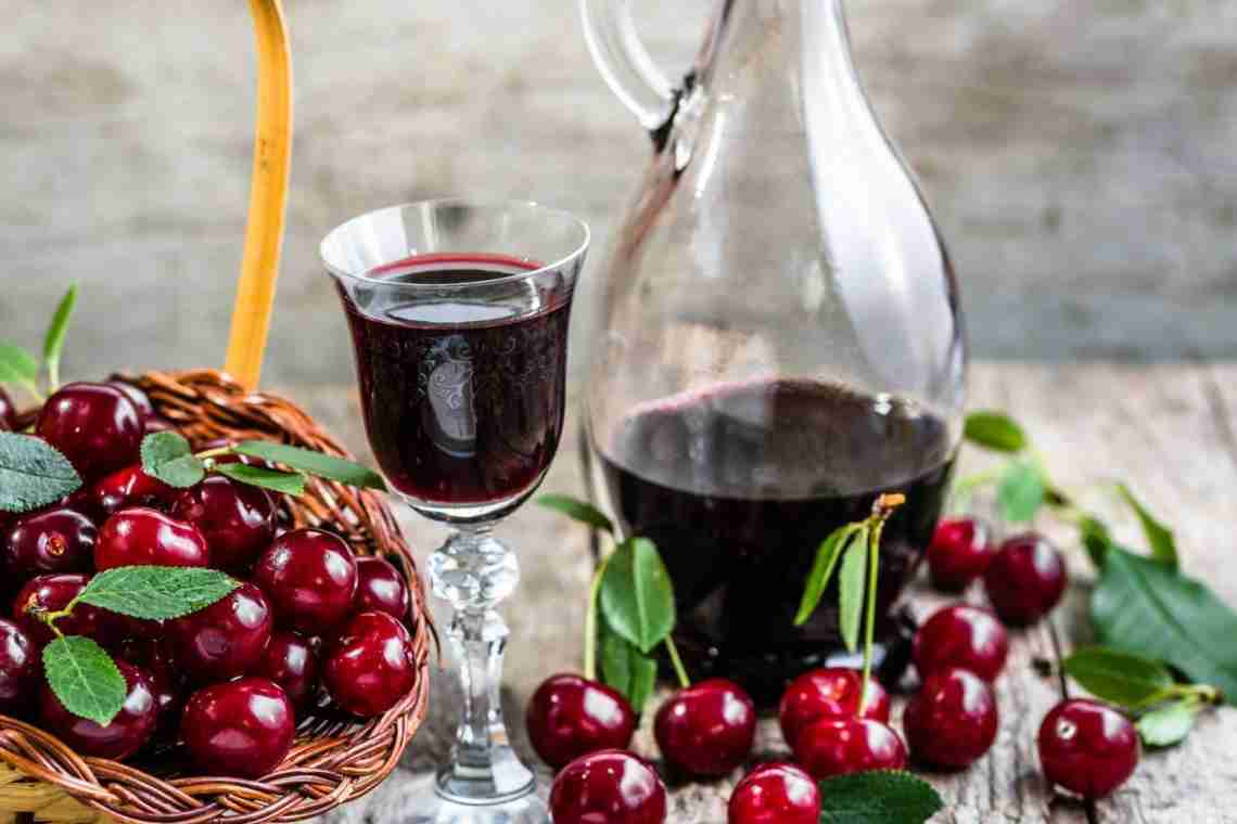 Легкий напій для дам: вчимося готувати вино з компоту