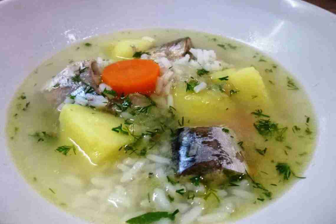 Рибний суп з консервованої сайри