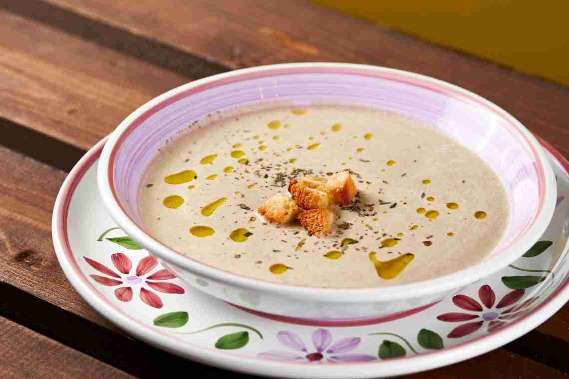 Смачна і ніжна перша страва: вчимося готувати суп з плавлених сирків