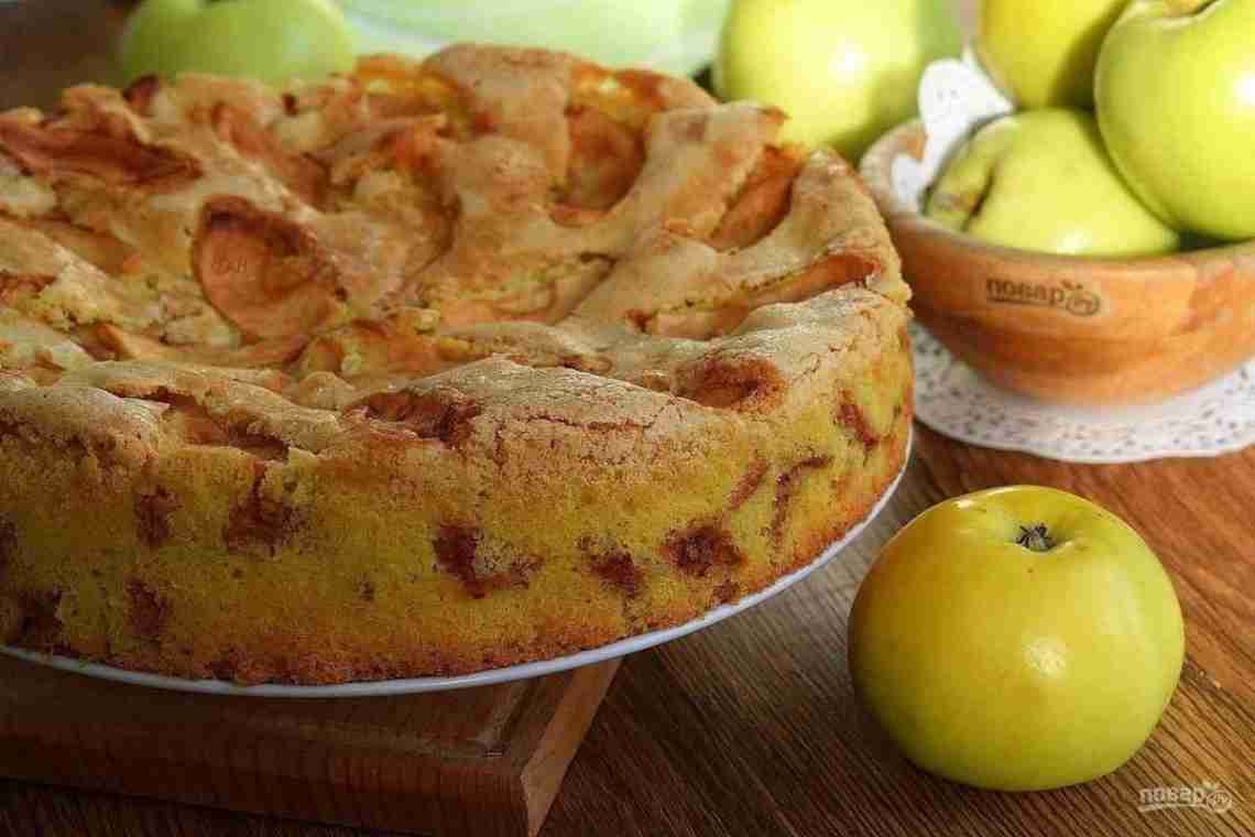 Як приготувати заливний пиріг з яблуками: рецепти для духовки і мультиварки