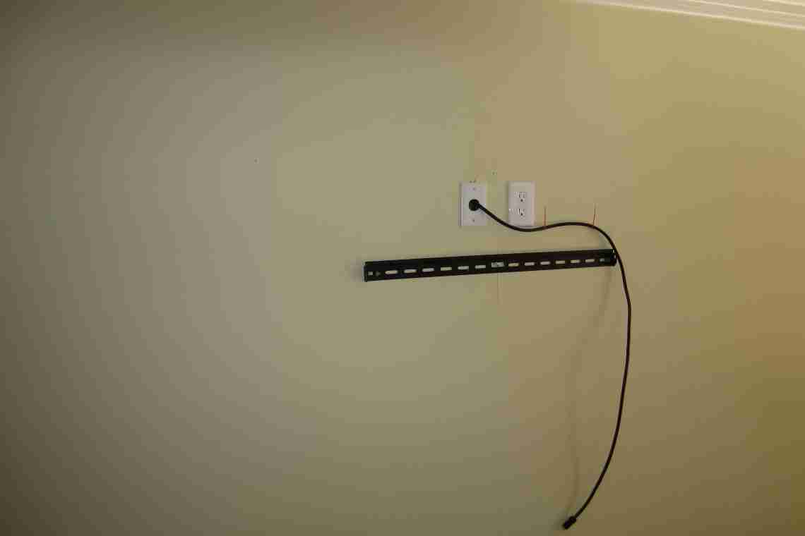 Як на стіні сховати дроти від телевізора?