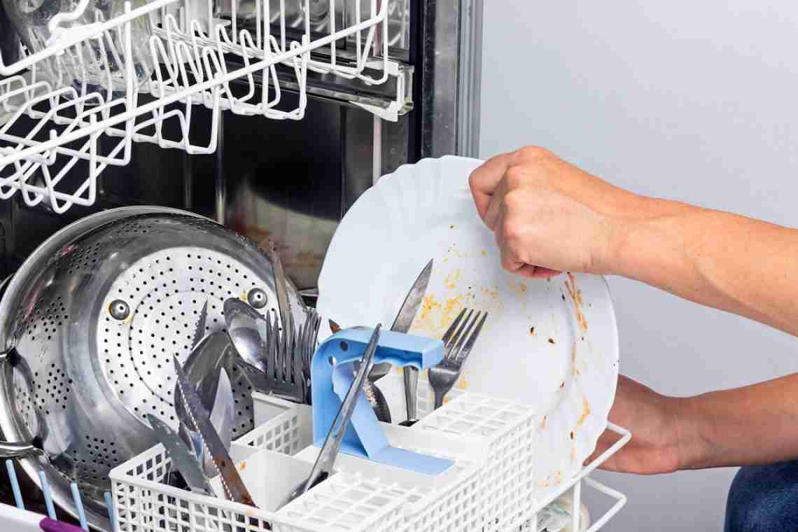 Чи можна відкривати посудомийну машину під час роботи і як правильно це робити?