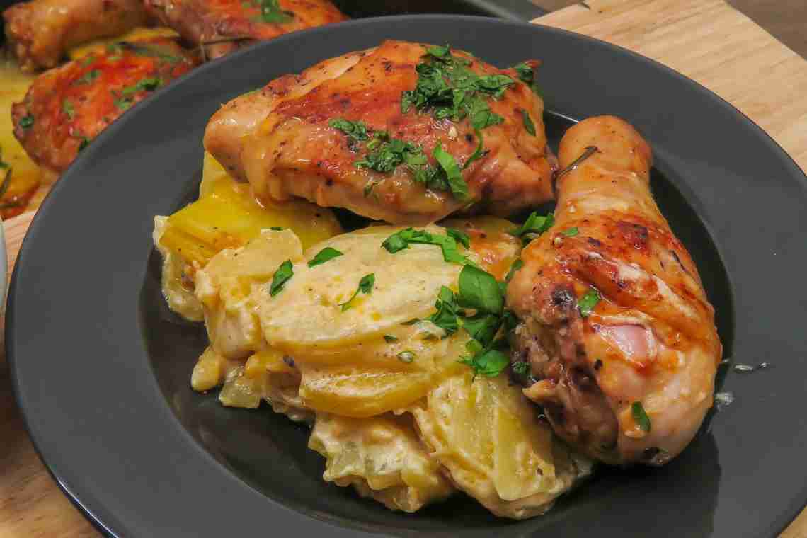 «Як приготувати курку в духовці з картоплею, помідорами і сиром?»