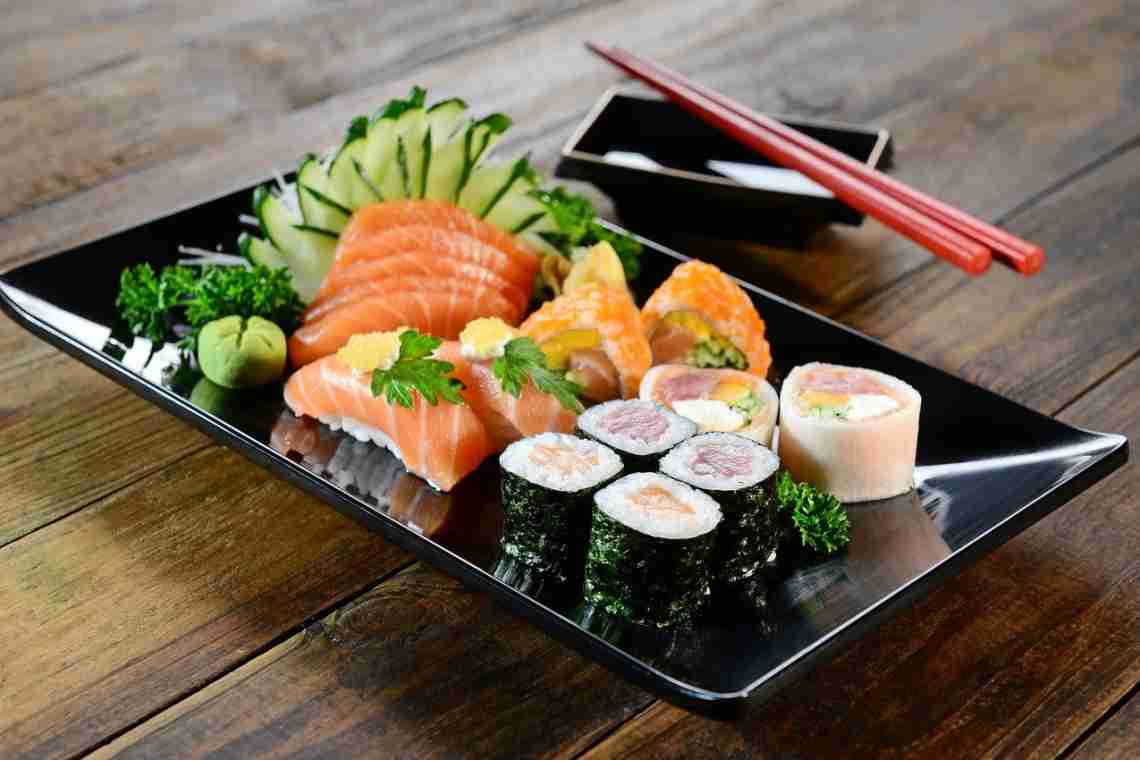 Як правильно їсти суші