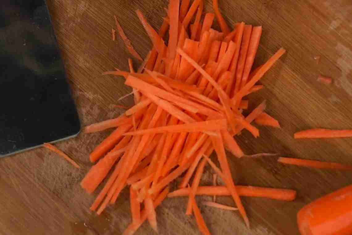 Як швидко й акуратно порізати моркву тонкою соломкою
