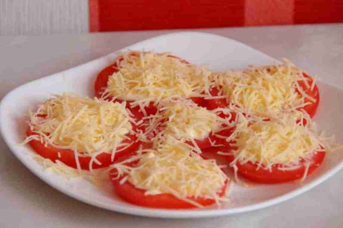Як приготувати творожну закуску на помідорах?