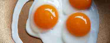 Як приготувати смажені яйця з помідорами?