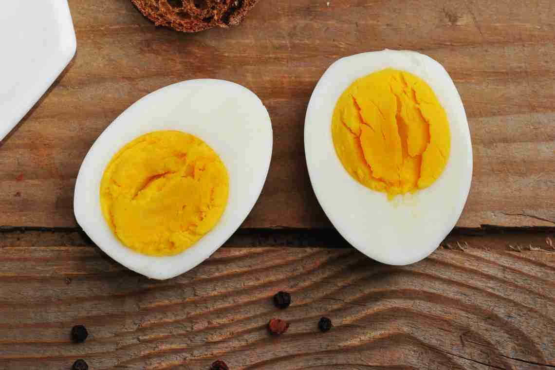 Як відрізнити варене яйце від сирого?