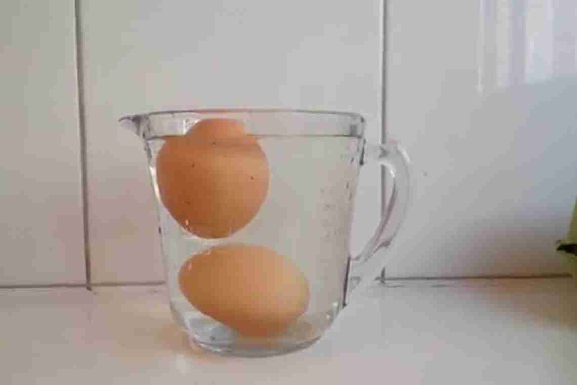 Як відрізнити свіже яйце від старого або тухлого