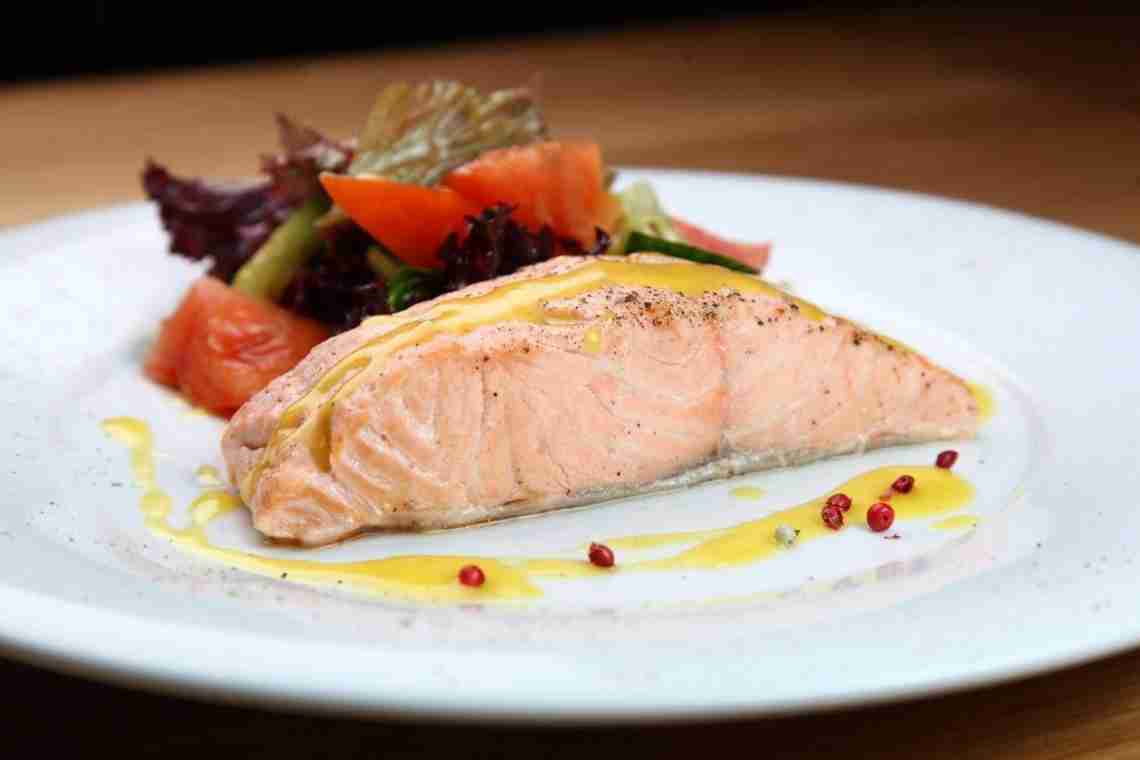 Як приготувати лосось з пікантними овочами на пару в мультиварку?