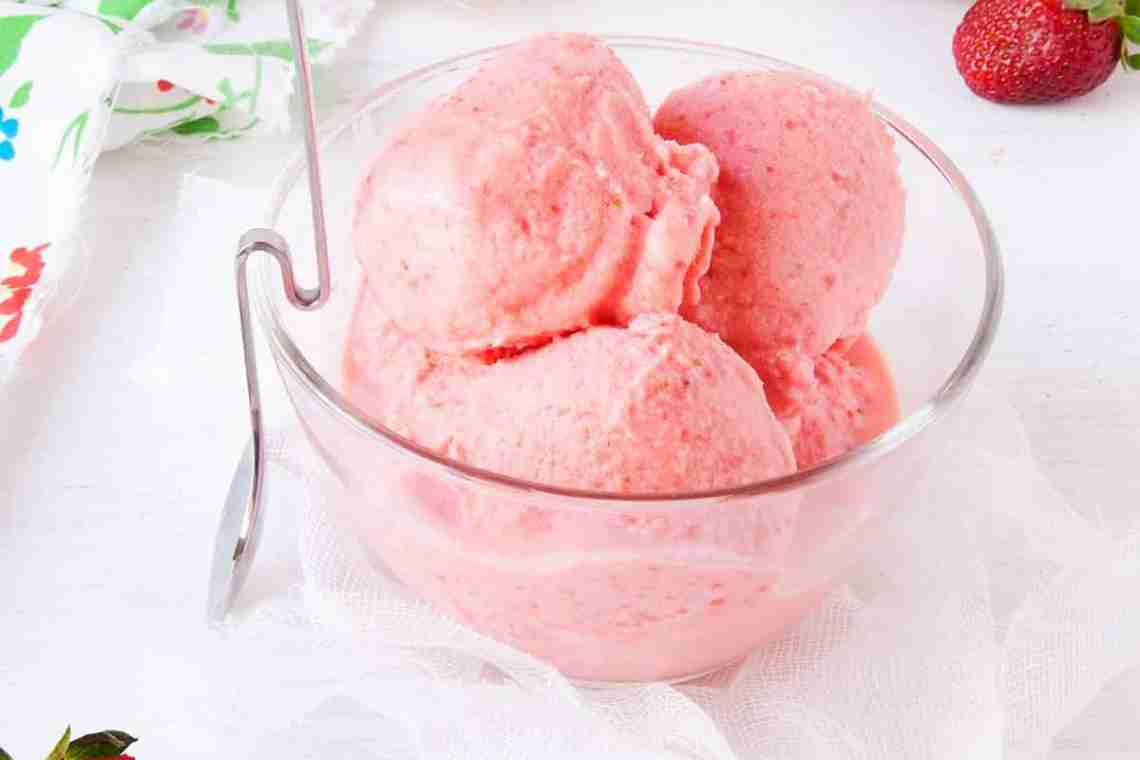 Як приготувати заморожений полуничний йогурт за 5 хвилин