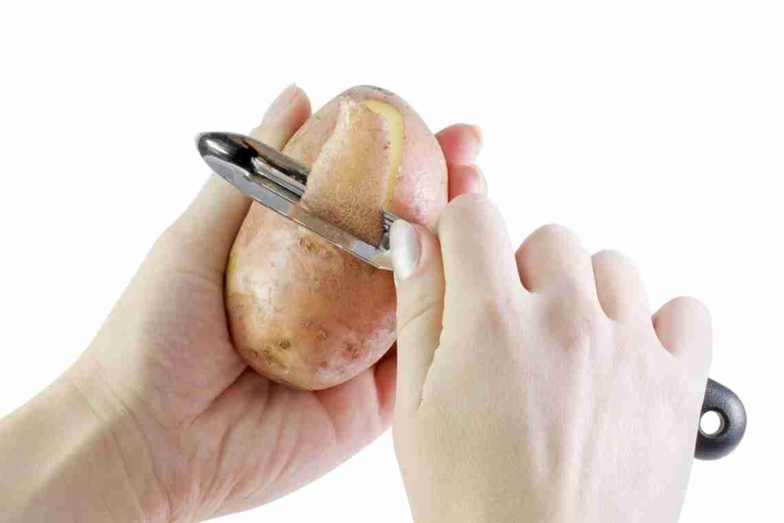 Як правильно чистити картоплю?