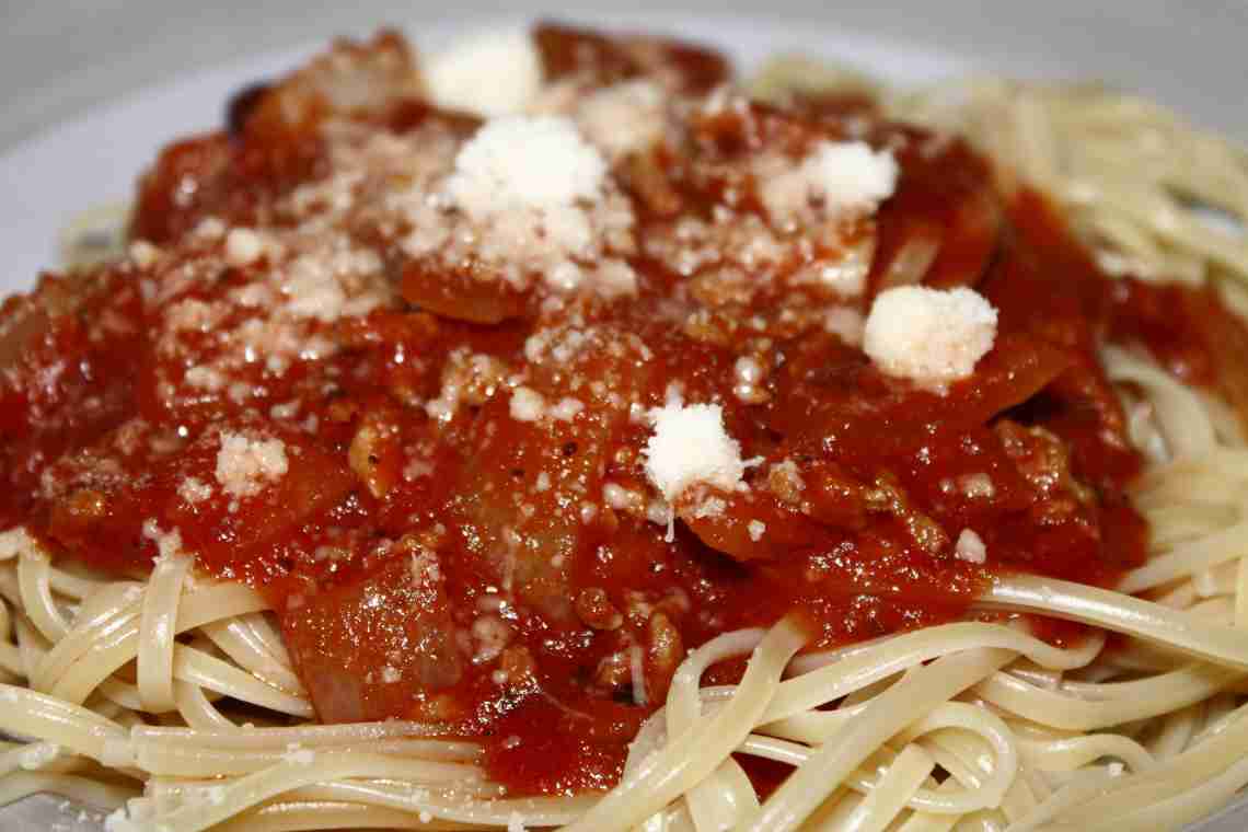 Спагетті з ковбасою: смачна і ситна вечеря