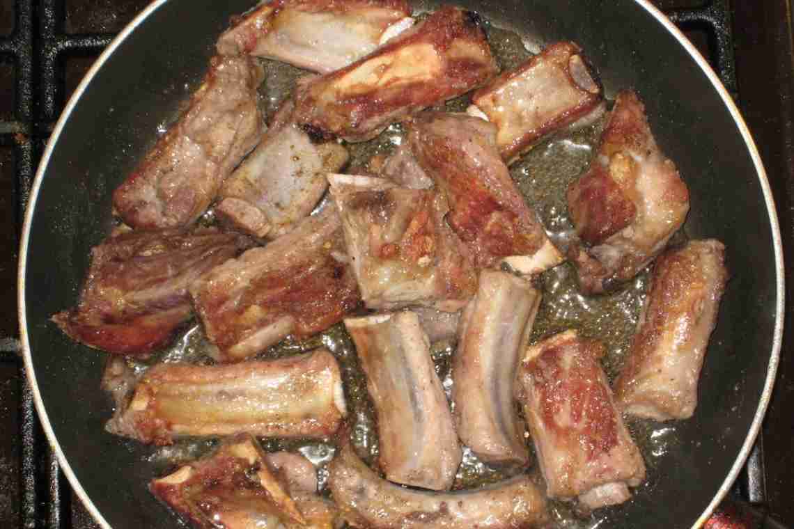 Як приготувати смачні і соковиті свинячі ребра?