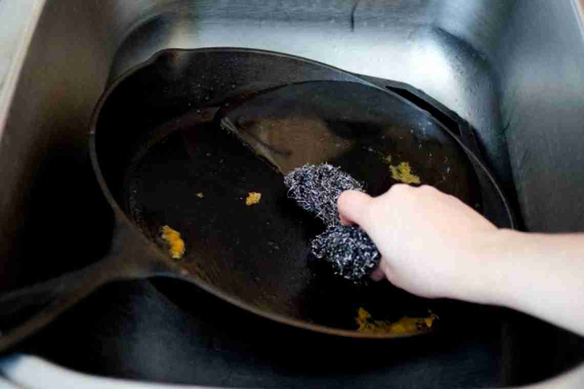 Доступні й ефективні методи очищення чавунної сковороди в домашніх умовах