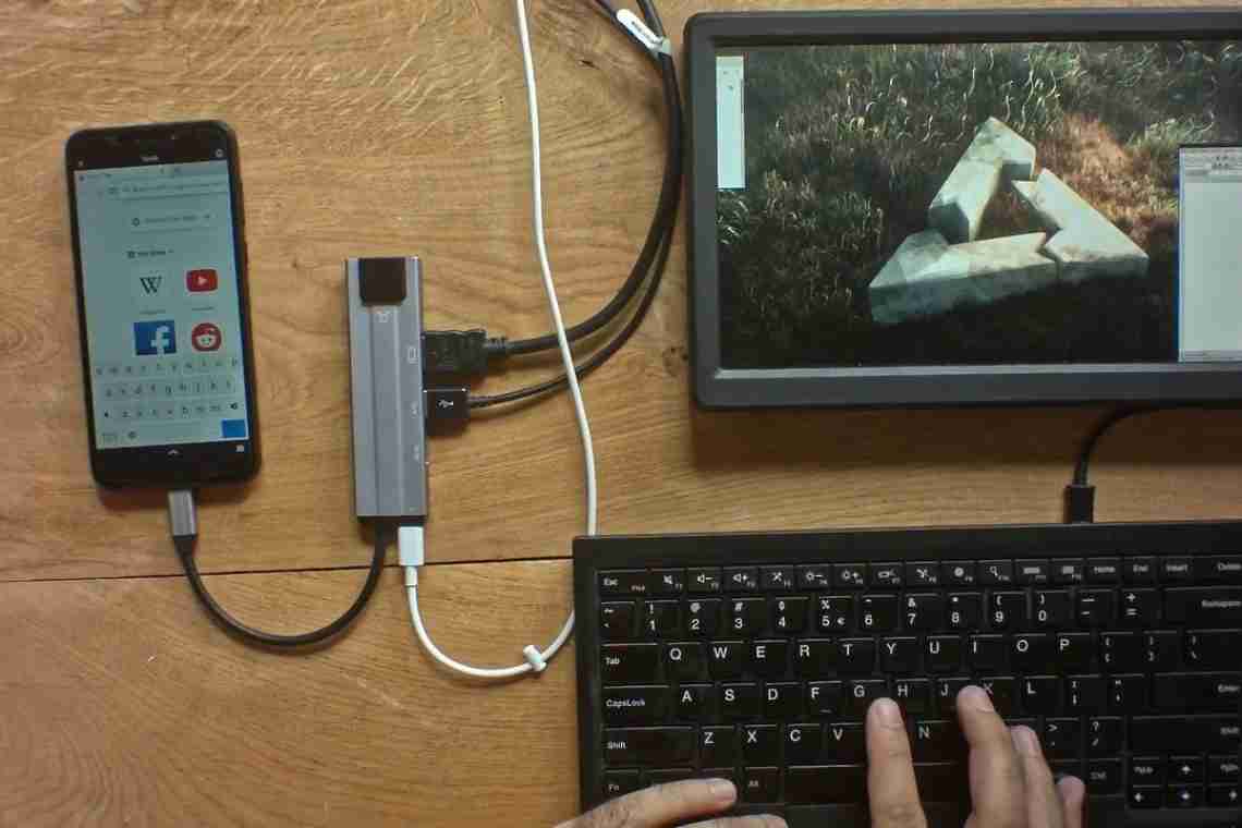 Як зарядити ноутбук і смартфон за кордоном, якщо забули перехідник